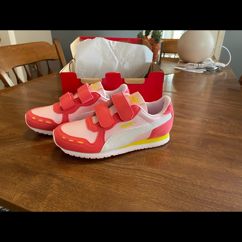 NWT Kids Size 1 - Puma Cabana Racer Velcro Sneakers